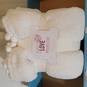 BNWT Season of Love Knit Throw 50" x 60"